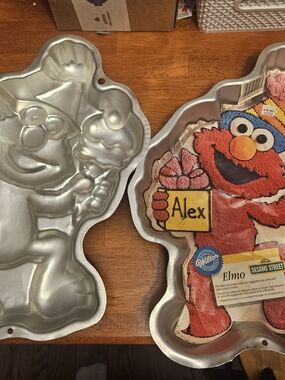(2) Wilton Elmo Character Cake Pans - 1 Has Baking & Decorating Instructions